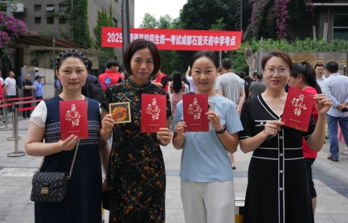 四川成都的家长，穿旗袍手持美好祝愿。 中新社